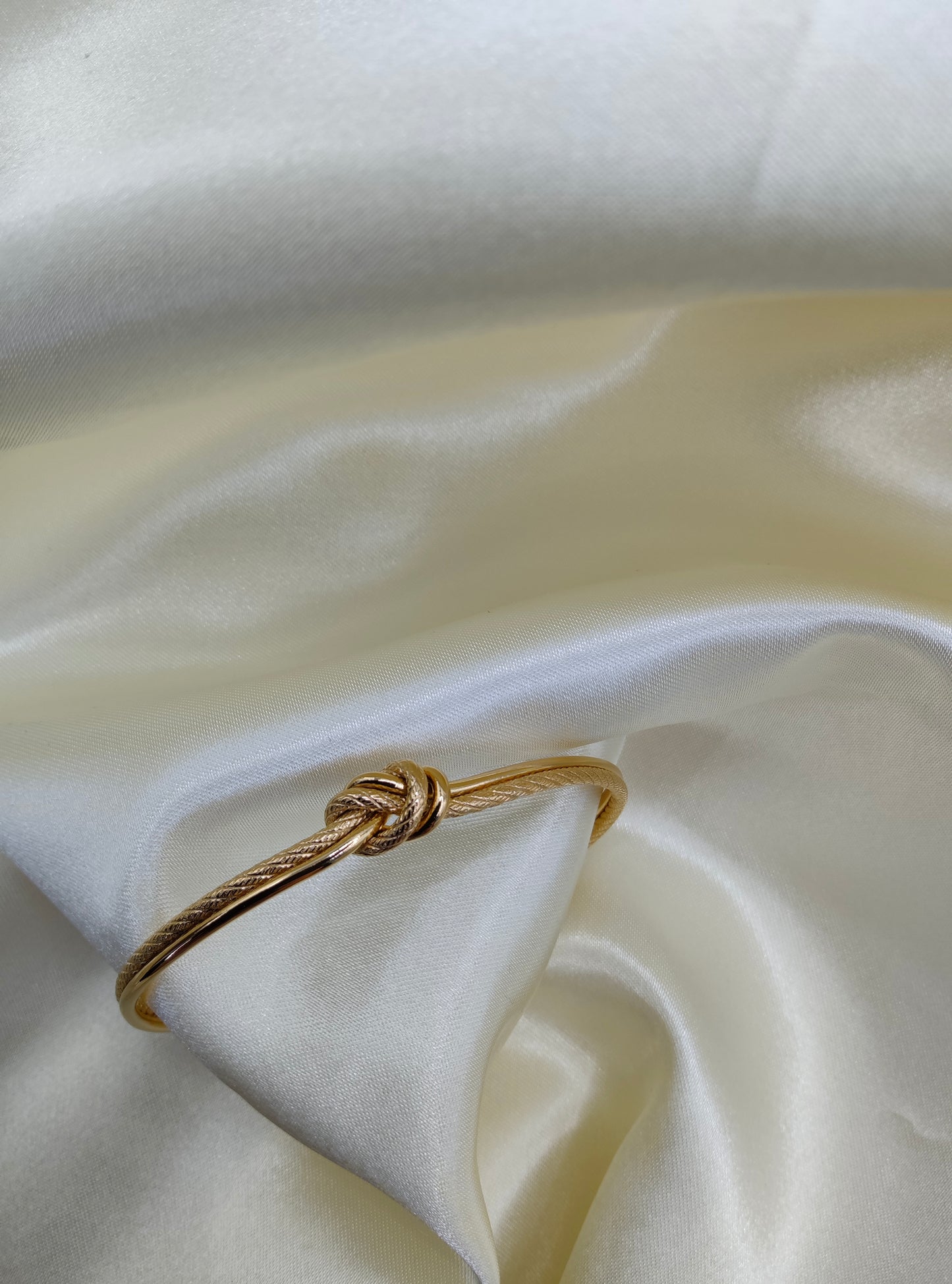 Bracelet fin avec boucle tressée